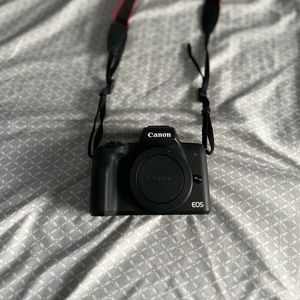 CANON EOS M50 Mark II, all parts included (charger, lens and strap)